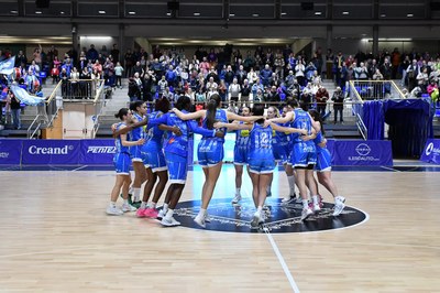 El Cadí La Seu celebra amb l'afició la victòria sobre el Kutxabank Araski (Foto: Agustí Peña)