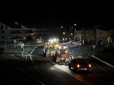 Marxa lenta de tractors a la carretera N-260, al pas pel poble pallarès de Baro (Foto: ACN)