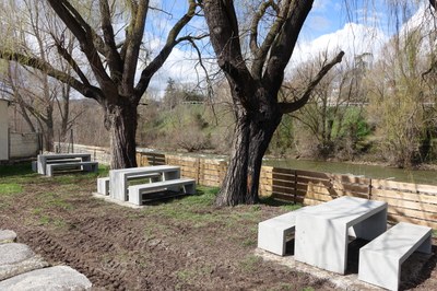 Noves taules a la zona de pícnic a tocar del pont de la Palanca (Foto: Ajuntament de la Seu d'Urgell)