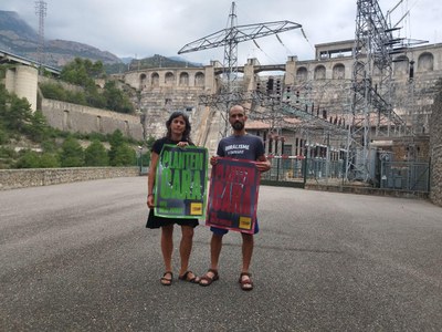 Núria Sauquillo i Arnau Quingles, enfront de la presa del pantà d'Oliana
