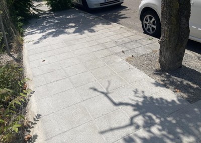 Un tram de vorera reparat recentment al carrer del Setúria