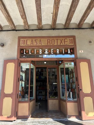 Façana de la botiga Casa Rotxé de Peramola, que ha estat recuperada com a llibreria (Foto: Edicions Salòria)