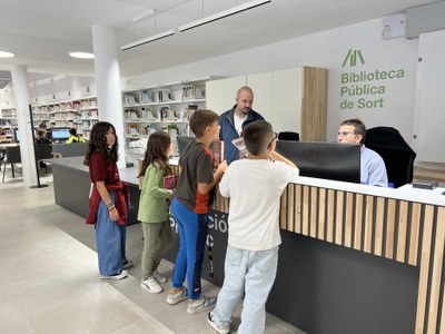 Primer dia d'activitat a la nova Biblioteca de Sort, aquest dilluns (Foto: ACN)