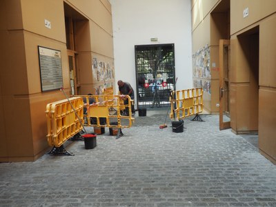Arranjament de les llambordes al passadís del CC El Passeig