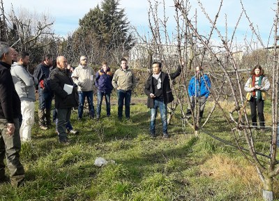 El ponent Sulinda Chantana durant les pràctiques del curs (Foto: Ajuntament d'Oliana)