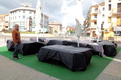 L'alcalde de Ponts, Josep Tàpies, observa una terrassa tancada al centre de la vila (Foto: ACN)