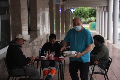 Una taula ocupada en una de les terrasses d'Oliana que ha reobert (Foto: ACN)