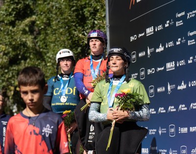 Mònica Doria, amb Tereza Kneblova i Kimberley Woods, al podi de caiac cros de la Copa del Món a la Seu (Foto: DannySpeedy)