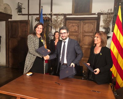 Laura Borràs i Eric Jover signen l'acord per al reconeixement mutu de certificats de català (Foto: Departament de Cultura)