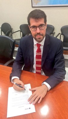 Albert Batalla, signant el decret de l'1-O