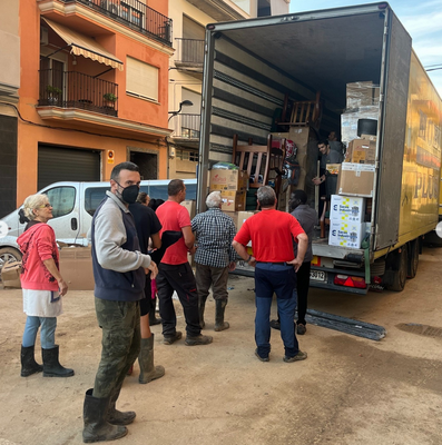 Descàrrega, a Algemesí, del material recollit per empreses i particulars de l'Alt Urgell per als afectats per la DANA (Foto: MobiPlus)