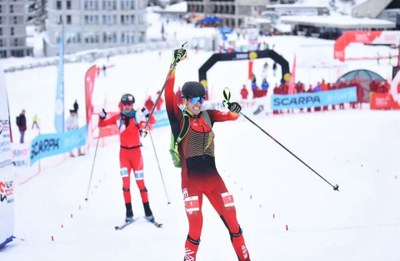 Oriol Cardona celebra la victòria en esprint al Campionat d'Europa d'esquí de muntanya, a Flaine (Foto: ISMF / Skimostats)