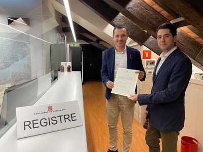Òscar Ordeig i Joan Barrera, a l'oficina de registre del Parlament