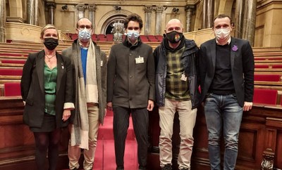 Òscar Ordeig, al Parlament, amb la parella resident al Querforadat que ha denunciat assetjament homòfob