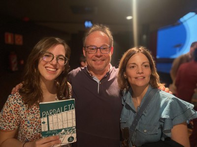 Joana Estrela, amb els editors Marcel·lí Pascual i Alba Besora, a la gala de lliurament del XXIV Premi Llibreter (Foto: Meraki Editorial)