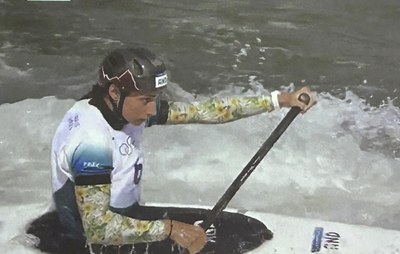 Mònica Dòria a les classificatòries de C1 femení, des de la pantalla instal·lada a la sala d'actes de l'Ajuntament de la Seu d'Urgell