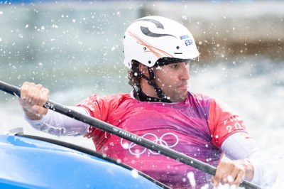 Manu Ochoa a la competició de caiac cross de París 2024 (Foto: RFEP)