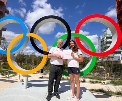 Jaume Martí lliura a Mònica Doria el Diploma Olímpic pel seu 6è lloc en C1 a París 2024 (Foto: COA)
