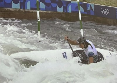 Mònica Doria a la final de C1 femení dels Jocs Olímpics, a través de la pantalla instal·lada a l'Ajuntament de la Seu