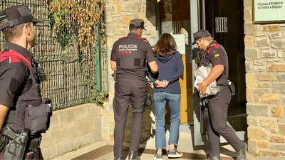 La parella de Josep Juanpere entra escortada al jutjat de Vielha, que investiga la seva presumpta vinculació amb la mort de l'arquitecte a Baqueira (Foto: ACN)