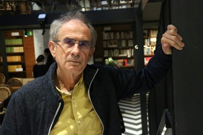 L’escriptor pallarès Pep Coll, en la presentació de la novel·la 'La llarga migdiada de Déu' (Foto: ACN)