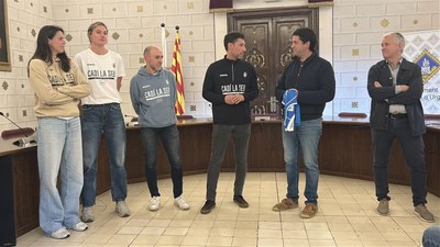Pepe Vázquez conversa amb l'alcalde de la Seu d'Urgell, Joan Barrera, en la recepció que l'Ajuntament ha ofert al Cadí La Seu (Foto: RàdioSeu)