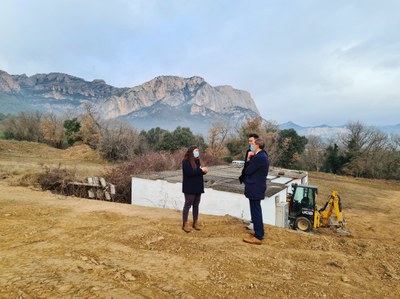 José Crespín conversa a Peramola amb l'alcaldessa del municipi, Gemma Orrit