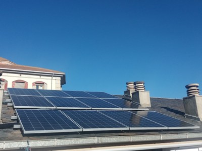 Plaques solars per a autoconsum elèctric en un edifici de la Seu d'Urgell