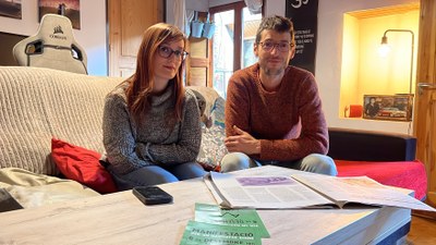 Arnau Corberó, portaveu de la plataforma Pirineu Viu, a casa de l'Emma Ramos, una andorrana que viu a Anserall pels elevats preus del lloguer (Foto: ACN/Albert L. Cobo)