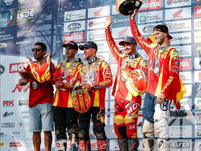 Jaume Betriu, amb l'equip estatal, al podi dels Sis Dies d'Enduro 