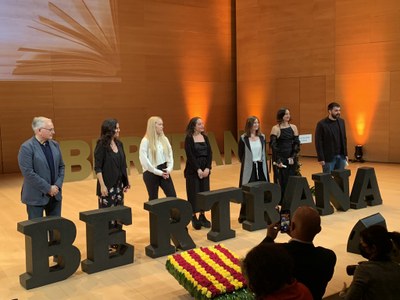 Pol Castellanos, a la dreta, en l'acte de lliurament dels Premis Prudenci Bertrana, a Girona (Foto: Fundació Bertrana)