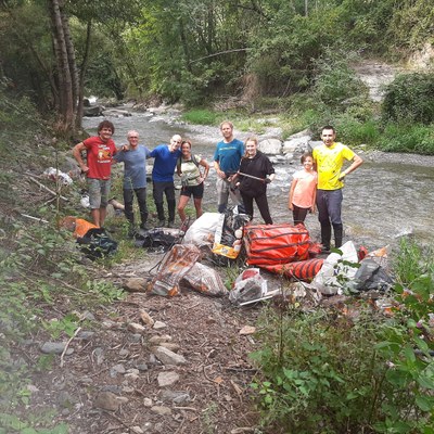 Voluntaris a la jornada de neteja del riu Valira organitzada dissabte passat (Per una Catalunya Neta)