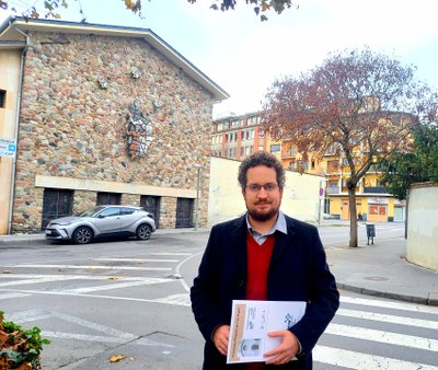 Francesc Marco-Palau, davant de la façana del convent de la Sagrada Família de la Seu d'Urgell (Foto: Any Palau Ferré)