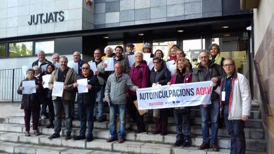 Presentació d'autoinculpacions als Jutjats de la Seu en resposta a la sentència contra l'1-O (Foto: Òmnium Alt Urgell)