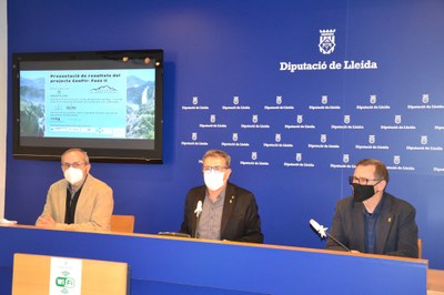 El president de la Diputació de Lleida, Joan Talarn, i el doctor Joan Fibla, de la UdL-IRBLleida, presentant els resultats d'un estudi genètic de les poblacions humanes del Pirineu (Foto: Diputació de Lleida)