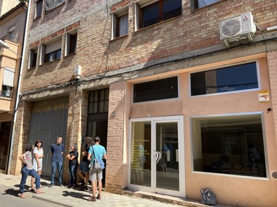 Els promotors d'El Rogle, enfront de l'edifici que preveuen destinar a pisos per persones soles (Foto: ACN)
