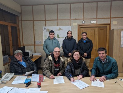 Els representants de Junts i Escoltem presenten a l'Ajuntament de Guils la moció de censura (Foto: ACN)