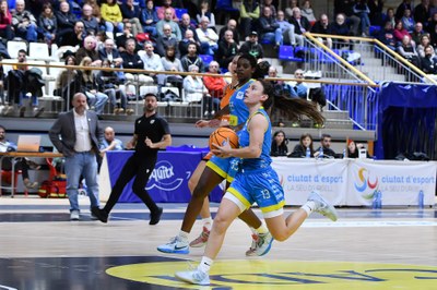 Regina Aguilar, en un atac del Cadí La Seu en el partit contra el València (Foto: Agustí Peña)