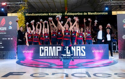 Bernat Canut celebra amb l'Spar Girona la consecució de la Supercopa femenina (Foto: Uni Girona)