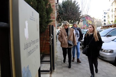 L'exdirectora de la Residència Fiella entra al Jutjat de Tremp, acompanyada de les seves advocades (Foto: ACN)