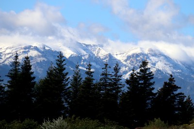 El Cadí nevat des de Prullans, aquest divendres (Foto: Albert Lijarcio / ACN)