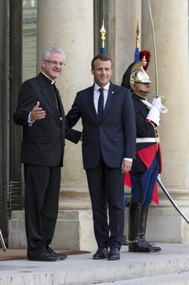 Joan-Enric Vives i Emmanuel Macron, a la porta del Palau de l'Elisi (Foto: Bisbat d'Urgell)