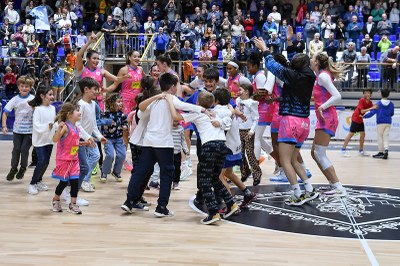 El Cadí La Seu celebra amb l'afició la victòria contra el Celta Femxa Zorka (Foto: Agustí Peña)