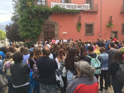 Concentració a la plaça dels Oms de la Seu, aquest dilluns al migdia