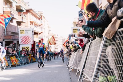 Nou èxit de públic de la Volta al pas pel Berguedà, amb victòria d'etapa de Quinn Simons (@voltacatalunya)