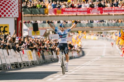 Primoz Roglic celebra la victòria a la 104a Volta a Catalunya (Foto: @voltacatalunya)