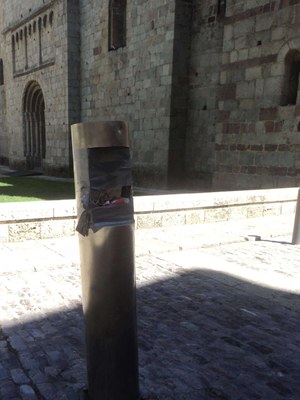 Semàfor en mal estat al costat de la catedral