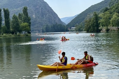 Turistes amb barques al pantà de la Torrassa, al Pallars Sobirà (Foto: ACN/Marta Lluvich)