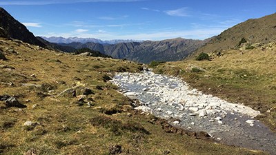 Precipitats blanquinosos enriquits en alumini cobreixen el llit del Barranc del Port Vell, al Parc Natural de l’Alt Pirineu (Foto: UAB)