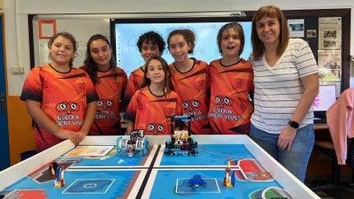 Els participants de l'escola Mossèn Albert Vives de la Seu d'Urgell a la final estatal de la World Robot Olympiad amb la coordinadora del projecte, Mireia Alba (Foto: ACN/Albert Lijarcio)